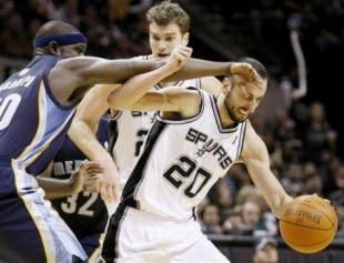 Manu gui a los Spurs a su primera victoria