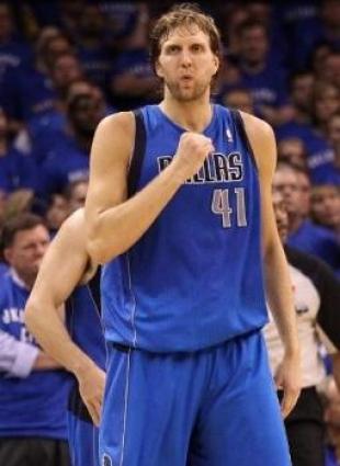 Nowitzki puso a Dallas a un paso de las finales