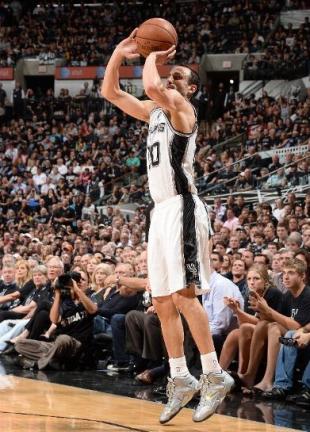 Manu gui a los Spurs a su primera victoria