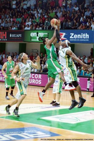 Estudiantes vs Atenas suspendido por la humedad en el rectngulo de juego