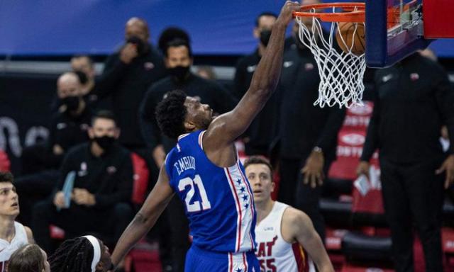 Joel Embiid fue hroe de los Sixers