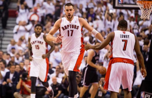 Los Raptors extienden relaciones con Valanciunas