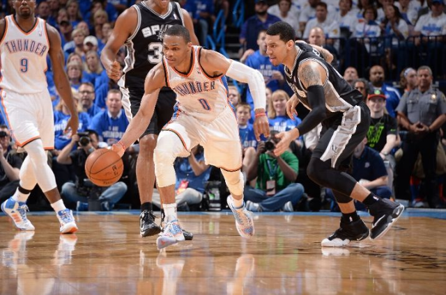 Westbrook prendi fuego a los Spurs