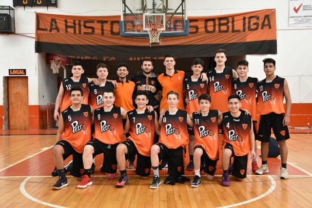 Petrolero y Mendoza de Regatas con boleto en mano en U15