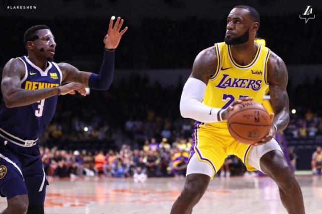 Opaco debut para James y sus Lakers