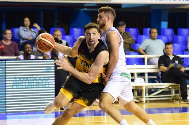 Comu debut con un triunfo ante Pato Basquete