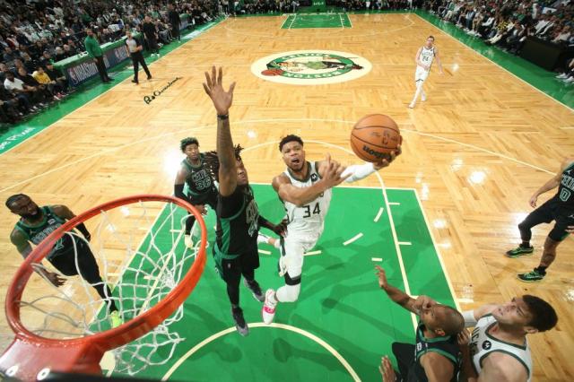 Bucks dominante, Warriors al filo