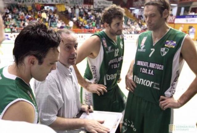 Atenas sigue ganando ajustado