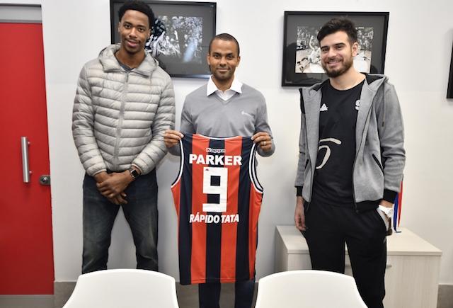 Tony Parker de visita por Boedo