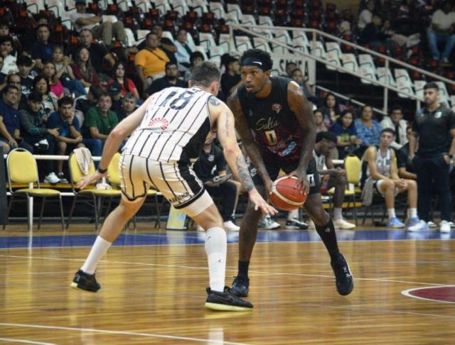 Salta Basket con autoridad se llev� el primero